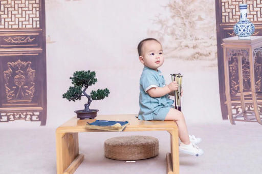 象山宝宝边吃奶边挣扎烦躁